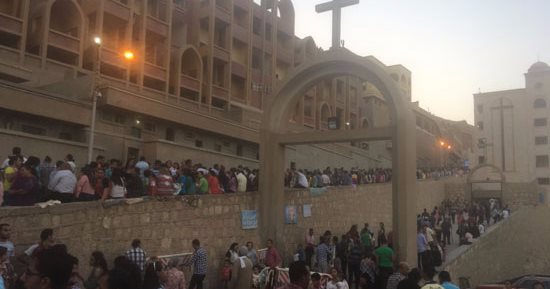 بالصور.. توافد المواطنين للاحتفال بمولد "العذراء" بدير درنكة فى أسيوط