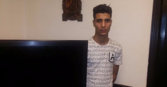 القبض على عاطل أثناء بيع أجهزة مسروقة من شقة مدير بنك بالمعادى