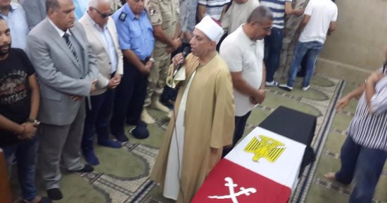 إمام مسجد أثناء صلاة الجنازة على شهيد بورسعيد: نحن نحارب كلاب النار