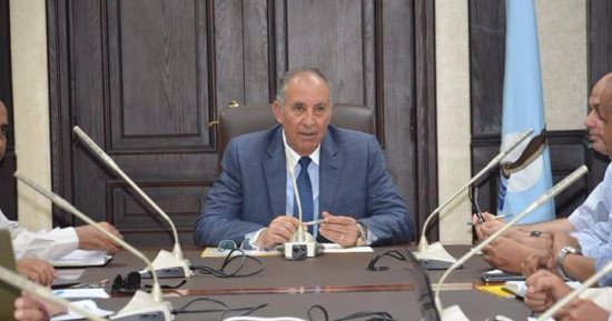 محافظ البحر الأحمر يناقش سبل الحد من الصيد الجائر بالمحافظة 