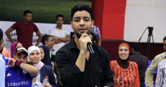 بالصور.. أحمد جمال يقدم فقرة غنائية فى حملة حماية الشباب من المخدرات