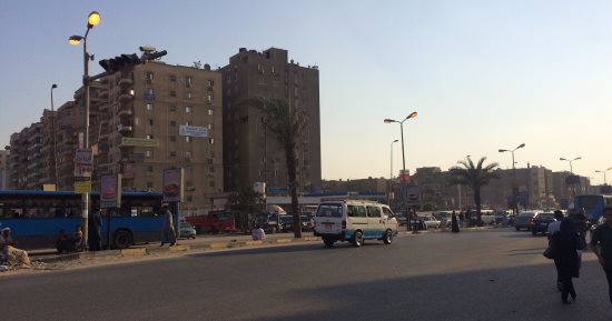 إضاءة أعمدة الكهرباء نهارا فى موقف الحى العاشر رغم دعوات الترشيد