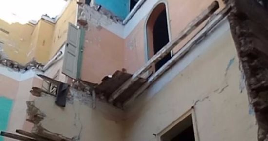 بالصور.. قارئ يحذر من عقار آيل للسقوط فى حارة أبو هيف بالإسكندرية