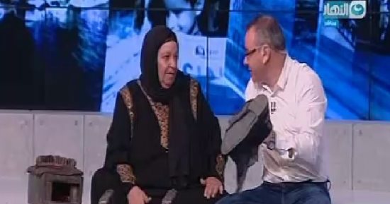 بالفيديو.."القرموطى" ينظف حذائه على الهواء.. وماسحة أحذية:"هتاخد الصنعة منى"