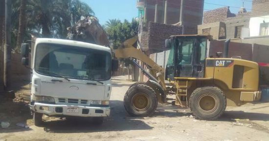رفع ١٠٠ طن قمامة من قرية الواسطى بأسيوط 