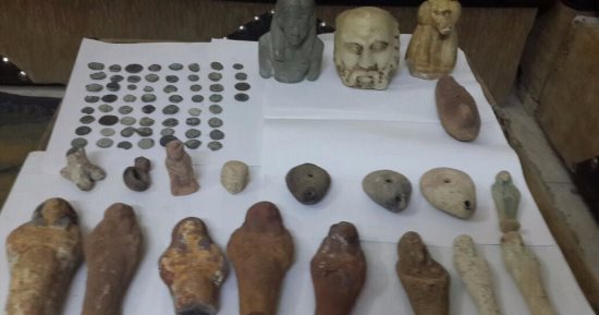 بالصور.. الداخلية تضبط مقبرة أثرية كاملة أسفل منزل مواطن قبل تهريبها بأسيوط