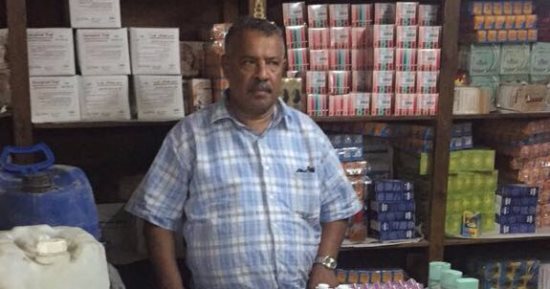 بالصور.. ضبط صاحب مكتب مستحضرات تجميل بحوزته 120ألف عبوة مجهولة بالساحل