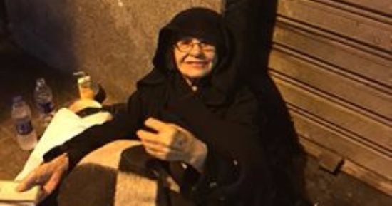 بالفيديو.. مسنة مصابة بالسرطان تنام فى شوارع الإسكندرية بعد طردها من منزلها