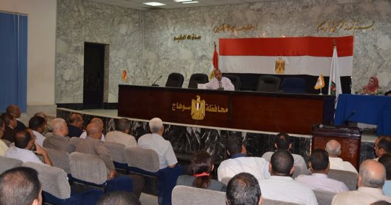 محافظ سوهاج : طرح مزايدة علنية لإستغلال النقاط الإعلانية بالشوارع والميادين