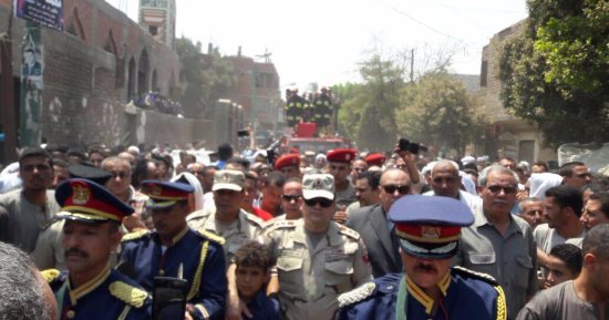 بالصور.. أهالى قرية نواى بالمنيا يشيعون جثمان شهيد سيناء