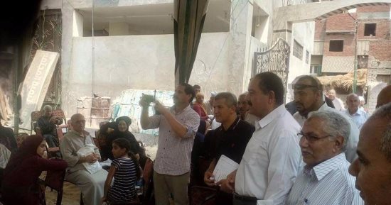 الكشف على٩٠٠ حالة فى قافلة طبية بكوم النجار بالغربية