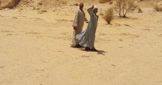 بالصور.. أمن قنا يستعين بـ"قصاص الأثر" لتعقب الإرهابيبن فى جبال أبوتشت