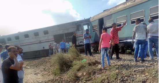 وصول فريق من النيابة العامة لمعاينة موقع حادث تصادم قطارى الإسكندرية 