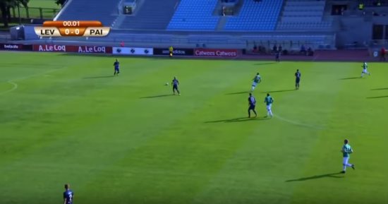  بالفيديو.. فريق يسجل هدفا دون أن يلمس لاعبيه الكرة بكأس إستونيا 