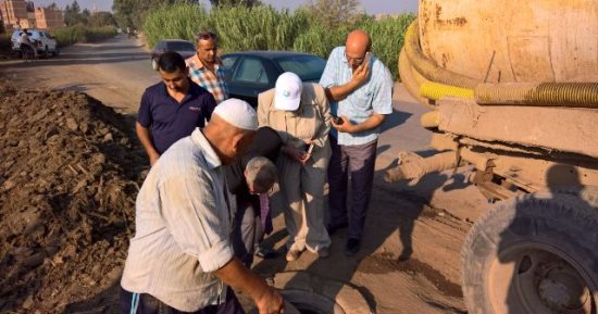 استيقاف عامل خلال إلقاء مياه الصرف الصحي داخل البيارات بالقليوبية 