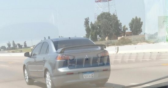 قارئ يرصد سيارة بلوحات مطموسة على طريق إسكندرية الصحراوى