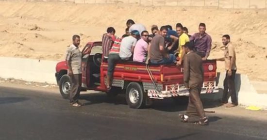 المرور تشن حملات على سيارات النقل لتحميلها الركاب بالصندوق الخلفى