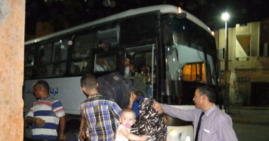 بالصور.. محافظة البحيرة توفر 97 أتوبيسا لنقل ركاب القطارات للإسكندرية