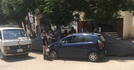 بالصور.. مضطرب نفسيا يمزق ملابسه فى أسيوط ودورية شرطة تساعده بزى جديد