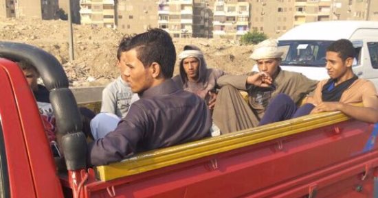 "المرور" يهيب بالمواطنين بمنع استقلال سيارات النقل بالطرق السريعة