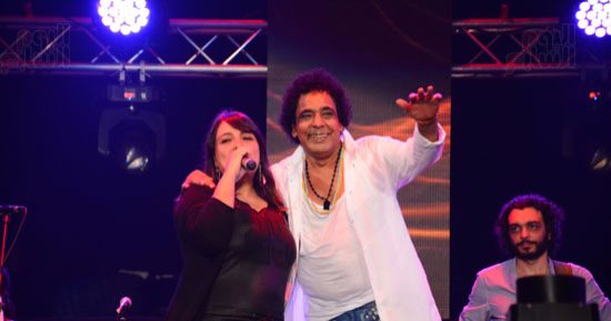 بالصور.. محمد منير يغنى مع مى كساب دويتو "كان فاضل"