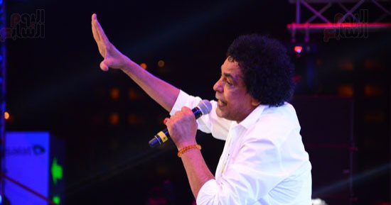 محمد منير يبدأ حفله فى الساحل الشمالى بأغنية "هيلا هيلا"