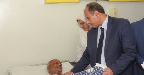 بالصور ..محافظ الإسكندرية يزور مصابى حادث تصادم قطارى خورشيد