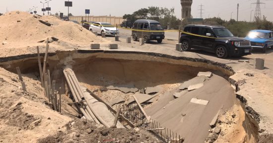 بالصور.. حفرة الموت أمام مقابر الحى العاشر تهدد حياة المارة بالخطر