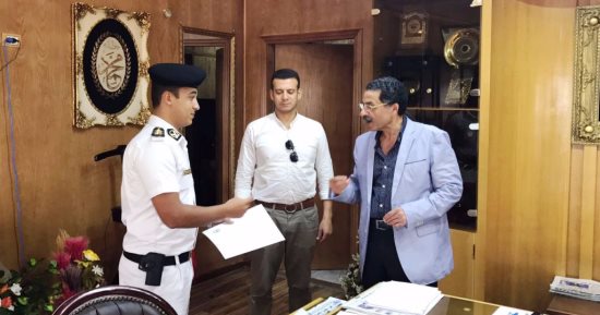 مدير أمن الإسماعيلية يكرم ملازم أول لضبطه قائد سيارة بحوزته نصف كيلو حشيش