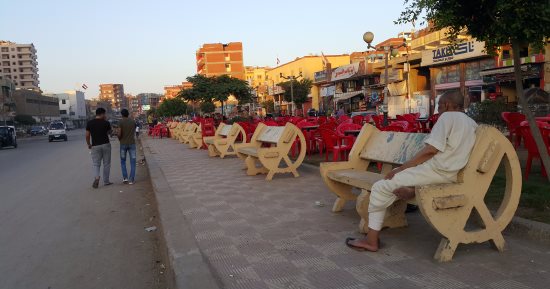 أصحاب الكافتيريات يحتلون المتنزهات بالشارع الرئيسى ببسيون‎