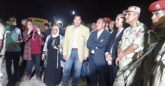 بالصور.. وزير النقل ومحافظ الإسكندرية يتفقدان أعمال رفع عربات قطارى الحادث