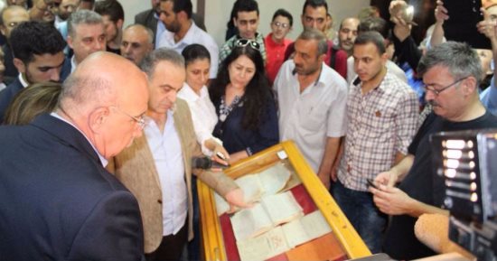 بالصور .. رئيس وزراء سوريا يتفقد معرض الكتاب بدمشق