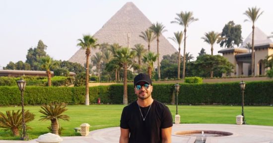 مطرب ديسباسيتو ينشر صورة له أمام الأهرامات ويعرب عن سعادته بحفله فى مصر