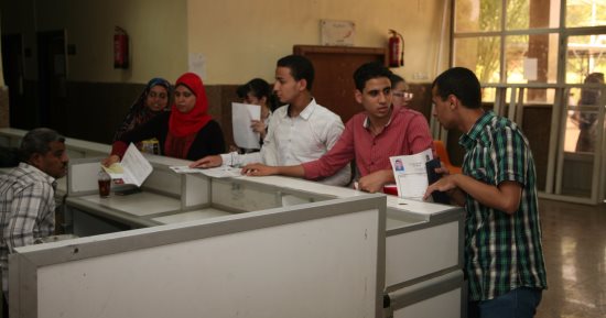 بالصور.. بدء إجراءات الكشف الطبى للطلاب الجدد بجامعة جنوب الوادى
