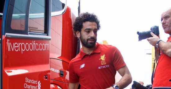 بالصور.. محمد صلاح يصل ملعب واتفورد مع ليفربول