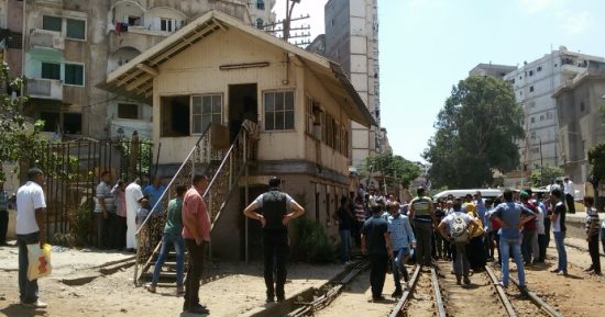 بالفيديو.. قطار فيكتوريا بعد تعطل فرامله وتجمع الأهالى على قضبان المحطة