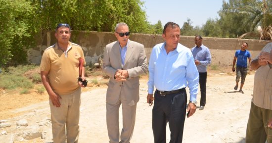 بالصور .. محافظ قنا يتفقد مشروع مصنع الملابس وورش التدريب بمنطقة المعنا