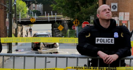بالصور.. فتح التحقيق فى حادث دهس سيارة لحشد فى شارلوتسفيل بولاية فرجينيا