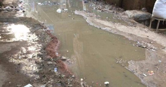بالصور.. شارع عزبة النور يغرق في شبر ونص "طفح مجارى"