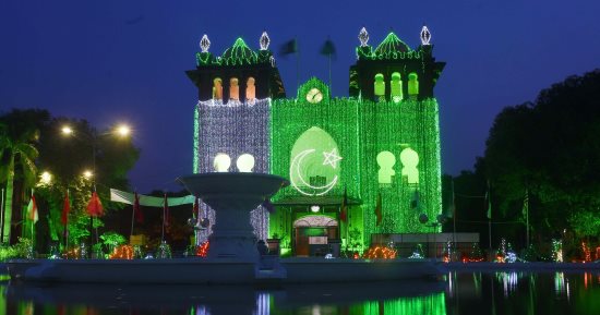 بالصور.. مبانى باكستان تتزين بالألوان احتفالا بعيد الاستقلال