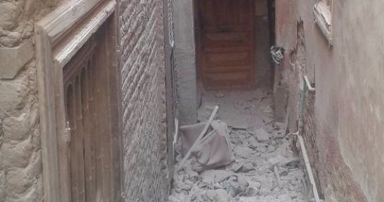 بالصور.. تصدع منزلين بشارع 26 يوليو بسبب التنقيب عن الآثار فى أسيوط 