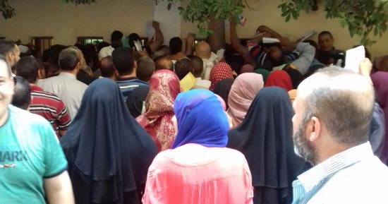 بالصور.. التزاحم على التحويل بمدرسة جواد حسنى بالدقهلية