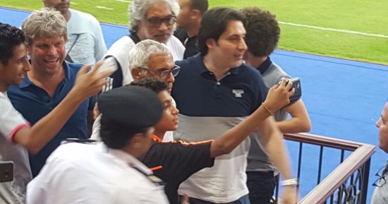 بالصور .. جهاز المنتخب فى مباراة المحليين و المغرب