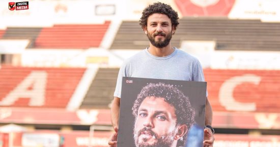 قبل سفره للسعودية.. حسام غالى يتسلم جائزة أفضل لاعبى الأهلى فى يوليو