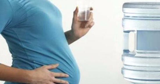لو خايفة على أسنان أولادك.. وقفى المياه المعدنية أثناء الحمل 