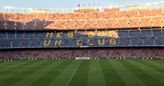 شاهد.. جماهير برشلونة تتوافد على ملعب "كامب نو" لحضور الكلاسيكو