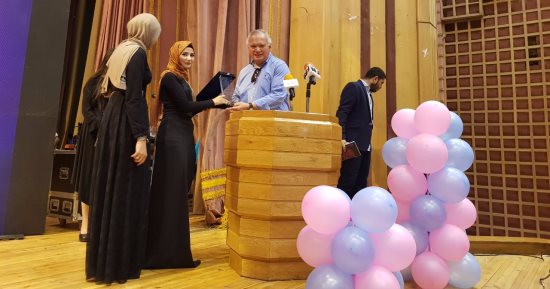 جامعة القاهرة تكرم محمد العرابى فى ختام نموذج محاكاة المرأة واليونكسو