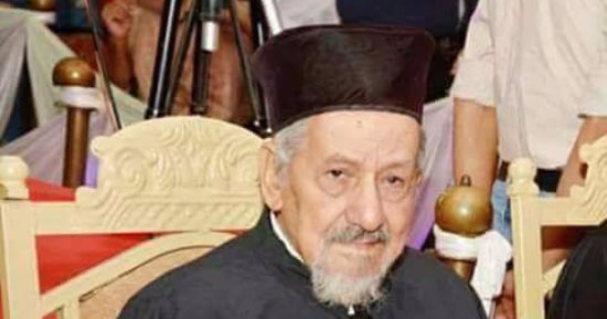 مسلمون وأقباط يشاركون فى تشييع جنازة وكيل مطرانية الأقباط الكاثوليك بالمنيا