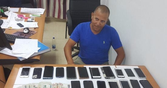 بالصور.. الداخلية تضبط لصا تخصص فى سرقة الهواتف المحمولة من السياح