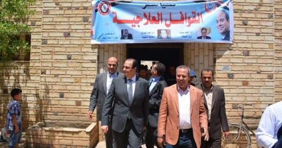 محافظ الدقهلية ووكيل وزارة الصحة يتفقدان قافلة طبية بإحدى القرى